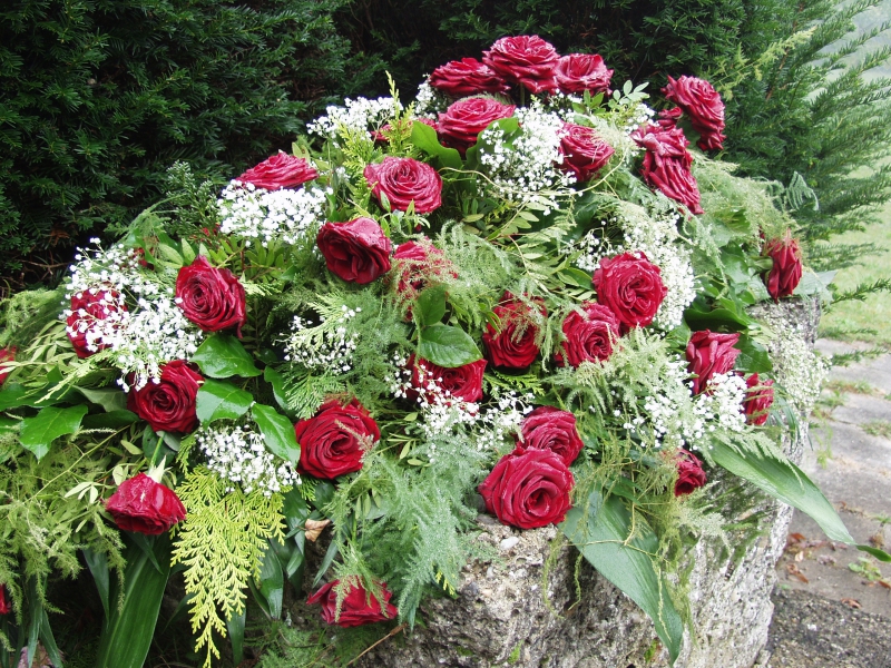 funeraire-CAUSSOLS-min_roses-61203